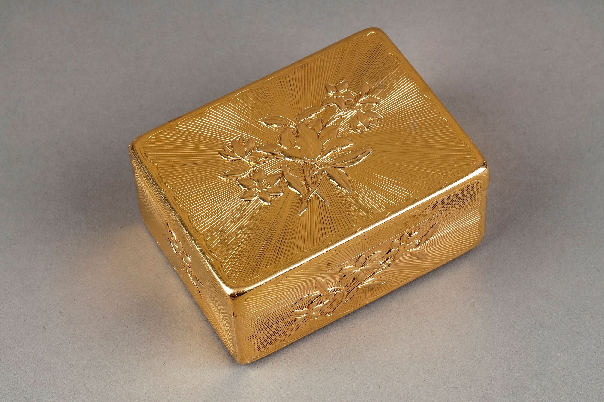 Louis XV rectangular gold snuffbox by Julien Berthe
